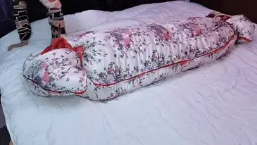 床囚 酷爱棉被的女王.又开始包裹奴..捂闷奴.....固定在床上.囚禁......