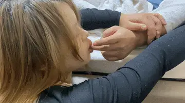 【山鬼工作室】瑶瑶与闺蜜酒酒好久未见，约着来瑶瑶主人的工作室见面。酒酒惊叹瑶瑶的主人什么都会玩，与瑶瑶一同进笼子睡觉后，见瑶瑶睡着，去瑶瑶主人的屋子门口[X_X]，爬进房间吸吮瑶瑶主人的手指，舔脚，又 【山鬼工作室】瑶瑶与闺蜜酒酒好久未见，约着来瑶瑶主人的工作室见面。酒酒惊叹瑶瑶的主人什么都会玩，与瑶瑶一同进笼子睡觉后，见瑶瑶睡着，去瑶瑶主人的屋子门口[X_X]，爬进房间吸吮瑶瑶主人的手指，舔脚，又钻进被子为主人[X_X]，主人醒了，把酒酒绑起来玩弄，被脱得只剩下内衣，诱惑的豹纹内裤，瑶瑶睡醒找不到酒酒发现在被主人玩弄，加入了进来，一起玩弄酒酒。解压密码sg456。面向全国爱好者开放，本店提供绳艺捆绑模特服务，体验女绳师捆绑服务，体验长时间囚禁服务，绳艺教学培训，绳艺交流会，场地出租，专业麻绳销售，原创视频套图销售，作品私人订制，模特原味丝袜出售等，另外本店招募同好合作伙伴。微信:15670557280(司瑶）QQ:1077384455<br>