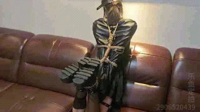 乐鱼定拍 直臂单手套驷马挣扎 [乐鱼] 单手套 黑丝 驷马 鞭打 水手服 蒙眼<br>放置 挠痒  定拍约绳QQ: 2906520439<br>时长：≈23分钟<br>大小：≈2.5GB<br>MP4视频 解压密码0000