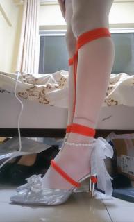 小男娘白丝高跟鞋挣扎红绳捆绑 小男娘用红色绳子把自己的白丝双腿捆绑起来，开始挣扎，对着镜子欣赏自己的38小脚和美腿，原创作者就是发视频本人❤️谢谢大家支持