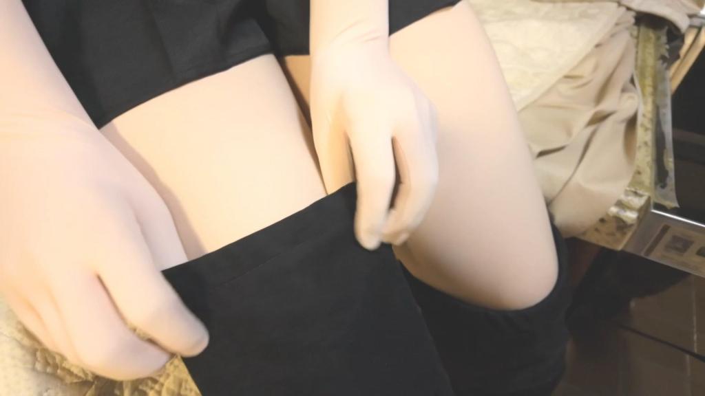 【梦的kigurumi】欲求不满的肉丝长筒靴娃娃女房东 没想到新来的租客喜欢全包的皮和面具，是要把这个都穿在身上吗？<br>这样之后还要穿上肉色的丝袜和长筒靴？那你在厨房等我哦，我现在去换上，待会儿一定让你舒服。<br>这种皮还是第一次穿，感觉有点难穿但是穿上之后还是蛮舒服的，好丝滑的感觉，还要戴上这个面具这样不就看不到我骚骚的表情了吗？<br>哇！原来穿上之后还挺好看的，还要慢慢穿上肉丝，现在的年轻人真的好会玩，这么丝滑的包裹着全身的皮肤好像蹭着蹭着底下已经来了感觉了。<br>我来照照镜子不敢相信这是自己，这种皮今天还是不要脱了，就这样穿着睡觉吧！<br>看看我！是不是不敢相信了，要不要娃娃来调教你，原来你这么变态，喜欢和娃娃玩是吧？那你最好让我舒服，这样我就天天变成娃娃和你玩。<br>来,仔细看看我的长筒靴里面有穿肉色丝袜哦，让我自己先玩一下我已经来了感觉了，帮我把玩具拿过来，啊......<br>这样ZW还是不如真枪实弹的感觉，要不小骚货你来帮我脱下丝袜吧，是不是想把你的东西放到娃娃的身体里来，你慢一点我受不住的。<br>快点啊，再快点一定要顶到我的花心啊，我现在是娃娃反正你也看不到我的表情了，小骚货就喜欢娃娃是吗？......<br><br>【网盘文件先下载到电脑，改后缀名为zip。解压得出的文件后续名zzz修改为MP4】