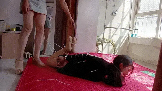 扎带严厉驷马捆绑鞭打 虐哭伪娘 这次的伪娘柔韧性很好<br>于是圣灵儿决定用扎带来给她捆个直臂驷马<br>没想到这家伙居然能挣断扎带<br>果断再加绳子吊到最紧<br>这个时候小伪娘表示已经受不了了<br>堵上嘴不管 直接严厉SP<br>最终小伪娘被虐的哭成泪人<br>既然如此，那就放置半小时再给你解开吧~<br>欢迎交流：<br>qq：3991718271<br>vx：SLmeifu8899<br>百度盘用户下载解压后修改后缀名MP4
