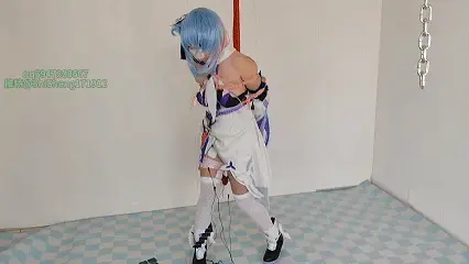 【时绳工作室】小乔时之魔女cos，被抓住后的调教！罚站，三点玩具刺激，单腿吊，吊篮开腿，挠脚心，打屁股（正片来啦！！！） 正片来啦，时长66分钟，清明假期快乐！！！享受美好的假期休闲时光吧！！！<br>【萝莉身材，完美适配小乔可爱的衣服，声音可爱甜美，身材娇小】<br>工作室目前算是初步成立了，这是搬家之后的第一个视频，经过装饰之后，场景服装等等相较于之前有巨大的提升，之后仍会继续改进。<br>本工作室主打cosplay角色扮演绳艺拍摄，可接受玩具内入定拍内容。<br>服装精美，道具齐全，模特超可爱！<br>《模特》：小灵（萝莉身材，34-35码小脚，声音甜美）<br>《服装》：王者荣耀——小乔——时之魔女大全套，包括假发鞋子（拍摄过程的丝袜和胖次均真空包装，出售原味，胖次带有女孩子分泌的液体，喜欢的千万不要错过哦）<br>《视频内容》：全程胸部蛋蛋刺激[X_X]玩具内入刺激；单腿吊，郊狼电击，吊篮强制开腿，脱鞋tk白丝小脚，各种道具打屁股，（以上所有情节均有第一人称近距离特写，包括拔出过程沾满蜜液，绝对超值）<br>视频全程高能，绝无水时长，拍摄场地更进一步，观感更好，特写部分第一视角沉浸体验调教战败的小乔妹妹！！！<br>qq：3947808667或212035806<br>推特：@ShiSheng171912<br>实在联系不上请直接妖狐吧私信我<br>长期接定拍以及招天津附近女孩子合作。想体验捆绑的男生伪娘女生都可以联系我约绳（收费的哈）。