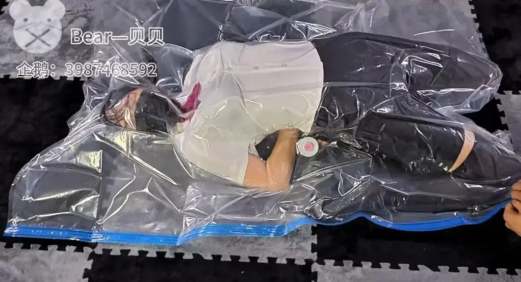 【贝贝熊原创】上次把小熊弄太惨了，这次勉为其难奖励一下小熊，小熊内心已经开始骚痒难耐！！【报复贝贝4-猜物游戏塑料袋真空袋计时挑战】 贝贝这次想来点好玩的，于是小熊弄了点小花样来满足贝贝爱玩的心~一起来猜猜看吧~猜不中要受到惩罚哦嘻嘻嘻<br>·接受视频定制:呼控类型、调教类型（企鹅联系：3987468592）<br>·有问题可以企鹅找我：<span style='color:#b0b0b0;'>[隐藏文字，购买后可见]</span><br>·解压方式：<span style='color:#b0b0b0;'>[隐藏文字，购买后可见]</span>