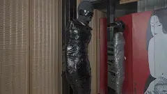 象人定拍————小0与嗷嗷的胶带全包地狱，二人皆被折磨至极限 小0和嗷嗷都被布基胶带紧密地全包后，塞入了TD。在全包与TD的双重折磨下，她们只能依偎在一起，默默地忍受。随后绳师将嗷嗷抱到长椅上，准备对她进行调教，而小0想趁此机会逃跑。被包成木乃伊的她寸步难行，直接被抓了回来。作为对她的惩罚，绳师将她和嗷嗷都绑到柱子上，逼迫她观看嗷嗷被彻底全包处刑。失去意识的嗷嗷，被胶带强迫着昂起头颅，成为一具毫无生气的木乃伊，这让小0的心理防线也彻底崩溃。小0在TD、全包与嗷嗷的三重刺激下，身体已经到达了极限，而她自己的下场也与嗷嗷相同......<span style='color:#b0b0b0;'>[隐藏文字，购买后可见]</span>这次拍摄真得很满意，两位模特尤其小0的真实表现真得很带劲，喜欢全包的朋友一定要支持。