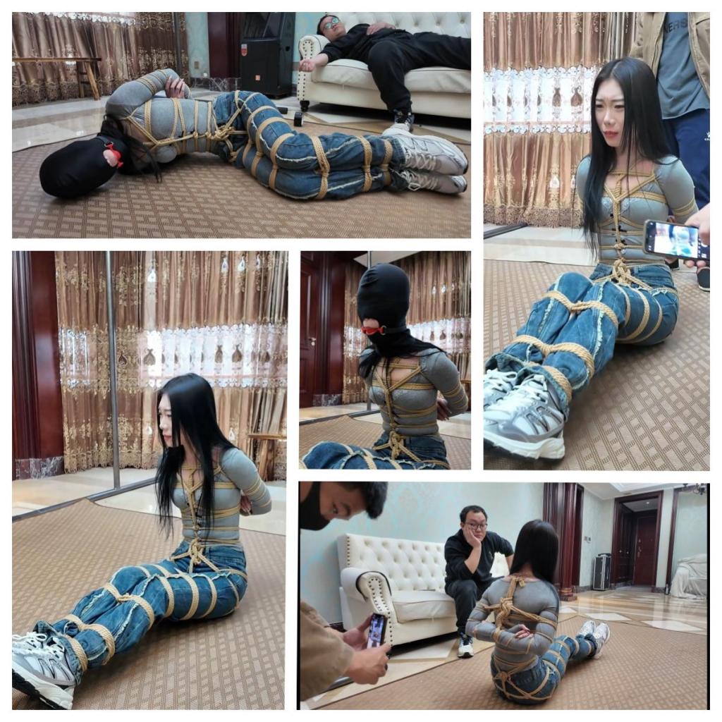 不劳而获之绑（上） 枫叶工作室订拍，凯文斯提供剧本。枫叶工作室订拍联系方式：3821108537。前情提要：本部剧是本人和枫叶工作室的第二次合作，由于有了第一次合作，本部剧枫叶工作室和本人更有默契了，他对于我剧本的理解，对于拍摄的运镜更有讲究了，因此我个人认为本部剧是非常优质的一部，非常值得各位同好观看。此剧特色看点：两大美女--佳雯、芷溪。大雷与馒头的组合让大家一饱眼福；口、耳、眼五洞齐封，让喜欢感官封闭的看官欲罢不能，就想来一发；MPV后备箱里两美女就像两个货物般任人摆布，玩弄，运送，除了挣扎并呜呜呜无计可施。让喜欢绑架剧情的同好们想入非非，代入感极强。<br>以上是本剧的前景提要及精彩看点，下面是剧情介绍：剧接上回，芷溪身着瑜伽服，瑜伽裤，白棉袜被直臂紧缚驷马倒攒蹄捆绑在房间中，嘴巴被严密封堵使她无法呼喊，驷马倒攒蹄使她只能扭动着身体朝门外逃跑，可这难于登天。门外的小偷取到了钱又叫来了一个绑匪同伙，想着从芷溪身上再捞一笔钱，二坏人进门，就看到挣扎的芷溪，于是将芷溪抬到了客厅，为了惩罚她的不老实对她进行拳打脚踢，威逼利诱，拍照侮辱。对芷溪一番折腾后，用到逼问出芷溪钱财的位置，并得知芷溪还有个有钱的姐姐，问到信息后，二人仍没有对芷溪怜香惜玉的意思，等待芷溪的是一个口球紧紧塞入芷溪的嘴里，接着再脑后紧紧扣住，芷溪吃疼却只能发出呜呜呜的声音。接着二人将芷溪挣扎录成视频，将视频发给芷溪姐姐，以此威胁芷溪姐姐（大雷）要赎金来救芷溪。可穷凶极恶的绑匪哪会只想拿赎金那么简单呢？二人商量一不做二不休，趁着交换赎金的机会，把大雷一起绑架了。一拍即合，二人给肉货芷溪换了套衣服，接着重新五花大绑手脚，然后为方便行动，二人将耳塞塞入芷溪耳朵里，然后用黑色胶带缠绕封住她的眼睛，再用白布蒙眼，这下芷溪就是听不见也看不见了，虽然二人一人摁住芷溪的头，一人用黑色头套把芷溪的头牢牢套上，把芷溪严严实实的进行了感官封闭，为了防止芷溪叫喊，二人又用红色口球堵塞了芷溪的口部，刚芷溪看不见，听不见，叫不了，动不了，成了一件人人随意摆布的肉货！二人将肉货（芷溪）抬上了MPV的后座，在车上也不能让芷溪放松一下，坏人脱了她的一只鞋子，用力挠她的脚心，听着芷溪被挠脚心而发出的呜呜呜呜呜声音好不享受。一会，到达交易地点，二人把芷溪关在后备箱，然后下车等候来交赎金的大雷，大雷来到了后提出了要先验货，于是二人打开后备箱，大雷看着车上五花大绑，黑头[X_X]头，红色口球堵嘴的少女，提出疑问：戴个黑头套，我怎么知道是不是我妹妹？绑匪说到：你自己上去把头套取下来就知道了。大雷上车取下了芷溪的黑头套，看到了就是自己的妹妹芷溪说了句：妹妹你受苦了。可一会，绑匪也上了后备箱并关上后备箱门，这下，大雷也一起受苦了。后备箱里，绑匪用到威逼大雷，让她不敢动弹，然后又用麻绳将她捆绑起来，捆绑结实后，用一只白色棉袜塞入大雷嘴里，然后用五张布基胶带将大雷嘴巴封上，这下大雷也是手脚不能动，嘴不能喊叫了。被控制并捆绑堵嘴后的二女成了两名猥琐绑匪的玩物，二绑匪玩弄二美女，挠脚心，挠腰，挠胸全都安排上了。二女也只能呜呜呜挣扎，玩累的二绑匪决定将二女运回关肉货的地方，于是发动车辆，出发。发车后，二女在后备箱挣扎并呜呜呜但也无济于事，只能等待命运的安排！<br>最后，感谢同好们对于“不劳而获·盗”的大力支持，也感谢同好们提供的好点子，在这部剧里也用到了一些同好的好点子，欢迎大家继续与我交流分享建议意见。还要说明，第一部剧分享后三天就有盗版销售了，所以本剧我在剧的上方加入了一点水印，请支持正版的同好放心，水印只是防盗版，不影响观看，也请支持正版的同好们多多包涵，最后，在感谢大家的支持！<br><span style='color:#b0b0b0;'>[隐藏文字，购买后可见]</span>