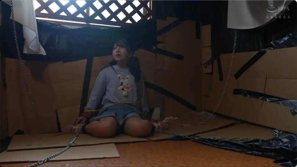 ここから逃がしてもらう為にまだ何も知らない女の子が受け入れた想像を絶する20のこと。由良かな 番号:<span style='color:#b0b0b0;'>[隐藏文字，购买后可见]</span><br>发行日期:2025-04-08<br>导演:小松セブンティーン  <br>制作商:ケイ・エム・プロデュース  <br>发行商:REAL（レアルワークス）  <br>类别:单体作品 拷问 瘦小身型 监禁 魔鬼系	<br>演员:由良かな <br>剧情：这个一无所知的女孩，带着手铐脚镣被囚禁在这里接受调教。