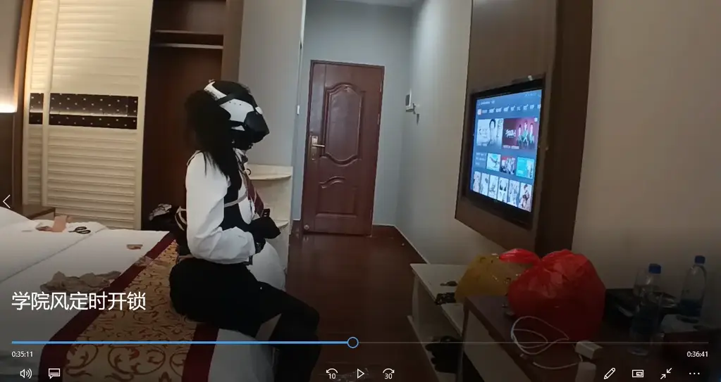 学院风定时开锁 去年年底放年假比较早。随便找家酒店试拍一部自缚定时开锁。[X_X]幼[X_X]和伸缩[X_X]，外穿带锁的贞c带。钥匙放入丝袜后塞在嘴里。戴上带锁的马具口塞。双手双脚铐上带锁的铐子。手铐用定时锁固定在胸前。本打算固定在身后的。铐不上。手铐钥匙放在衣柜里。脚铐钥匙放在丝袜套在手上。口塞钥匙在脚上丝袜里。定时结束。一步一步的拿钥匙解锁。