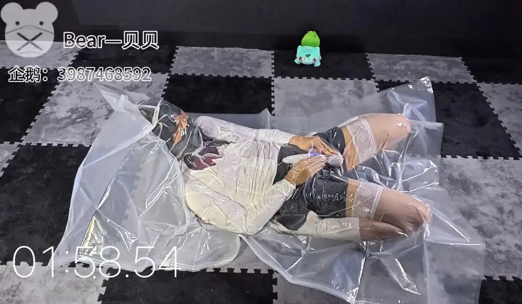 【贝贝熊原创】听说这段时间小熊时运不好，贝贝想到一个测试小熊时运的方面，不知道小熊会抽到什么东西呢！！【小熊日常日记12-抓阄游戏真空袋计时】 【贝贝熊原创】听说这段时间小熊时运不好，贝贝想到一个测试小熊时运的方面，不知道小熊会抽到什么东西呢！！【小熊日常日记12-抓阄游戏真空袋计时】<br>小熊这次游戏可不简单喔，不知道你能不能完成，完成后贝贝就要倒霉了！！<br>抓阄游戏真空袋计时游戏规则<br>点数1代表[X_X]30秒，点数2代表[X_X],60秒，点数3代表[X_X]90秒，点数4代表[X_X]120秒，点数5代表[X_X]150秒，点数6代表[X_X]180秒。<br>1.每次出真空袋之后进行下一次丢骰子，知道全部点数丢完。<br>2.在挑战丢到对应点数的[X_X]时间，挑战者主动表示挑战失败，立刻再次抽气，让失败者剧烈挣扎<br>3.挑战者需要在第三次挑战结束后，选一件玩具继续进行下面的挑战。<br>4.如果全部挑战成功，强制要求贝贝模仿完成一次该挑战<br>·小熊日常日记系列为小熊作品，报复贝贝系列为贝贝作品。补充说明小熊是伪娘，贝贝是女生<br>·接受视频定制:呼控类型、调教类型（企鹅联系：3987468592）<br>·有问题可以企鹅找我：<span style='color:#b0b0b0;'>[隐藏文字，购买后可见]</span><br>·解压方式：<span style='color:#b0b0b0;'>[隐藏文字，购买后可见]</span>
