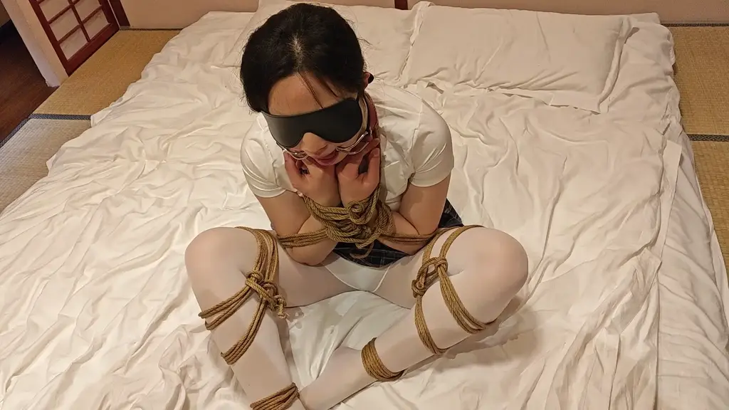 新妹子颖冉口枷初体验, 不畅感前手缚+折腿缚+眼罩+口枷+tk 【欣雅】【颖冉】肉感可爱的妹子颖冉是个临近毕业的女研究生，初次接触捆绑束缚，内心好奇又忐忑。<br>颖冉因为调皮捣乱被被罚在房间里面坐着，但可不会那么舒服，上身被不畅感绑缚，只要稍微偷懒放下手臂就会勒到脖子，颖冉只能乖乖抬起手臂，腿部也被折腿绑缚，然后带上眼罩和口枷，还被要求吐出舌头供捏完，还要被挠脚，不一会儿就受不了了。