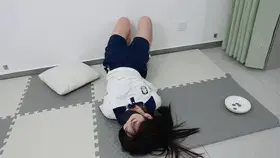 【中二病】龙虾定制作品，驷马镣铐挑战，四项挑战任务，一项取物，三项挣脱，为了完成任务龙虾皮都磨破了。详情请看简介 拍摄流程：整个片子按30分钟左右把握。<br>0-5分钟：简单介绍游戏规则，模特答应明白后，就可以直筒式手铐背铐住双手，链铐铐住双脚，组成驷马姿势铐好，待模特说准备就绪后，开始计时10分钟。<br>5-15分钟：进入游戏第一阶段“捡硬币”，两个盘子相距2米左右（根据场地实际情况可调），一个盘子装好硬币（数量不限），一个盘子是空的，模特初始位置在装满硬币的盘子处，开始把硬币运往另一个盘子。10分钟结束后，示意模特时间到。<br>注意：第一阶段“捡硬币”要求一次只能拿一个硬币，不能多拿，用匍匐、翻滚、挪动等方式均可，必须把硬币用手放入另一个盘子方为有效，不能扔或者用嘴叼。<br>15-30分钟：进入游戏第二阶段“逃生”，把钥匙丢放在距离模特头前1至2米左右即可，让模特自己挪到钥匙处拿钥匙解开镣铐逃生。解开后，再把模特按直筒式手铐背铐住双手，玫瑰金手铐铐住双脚，另一个玫瑰金手铐连接在中间组成驷马姿势铐好，再向头前丢放钥匙，如再次解开后，再把模特按直筒式手铐背铐住双手，玫瑰金手铐铐住双脚并直接组成驷马姿势，无中间连接,铐好，再向头前丢放钥匙，如三个造型都完成了就可以提前结束拍摄，直接宣告游戏结束，不必再凑时间。如造型1或造型2浪费了较多时间最后也没有解开，在最后阶段也按造型3铐一会并给她钥匙感受一下，确保3个造型都拍摄到。<br>最后：让模特简单谈谈游戏感受。<br>1.关于解压：解压两次，第一次解压之后应该是一个后缀名.7z的文件，再解压之后改成.mp4即可，但是一定要先下载，然后使用其他管理软件解压，不要使用百度云APP解压，否则会被百度云封掉。<br>2.私人定制，请加Q3769321898 。海外用户请联系邮箱：3769321898@qq.com<br>3.可以关注我的推特：@ljcshufu 偶尔会有福利以及一些模特的露脸视频，肯定都是大美女啦。只是出于安全考虑确实不合适在公开的视频中露脸，不过试镜时候还是会有露脸的给客户看看情况避免照骗。<br>4.关于促销，只会在发布时候促销，请放心购买<br>5.解压密码：zeb<br>6.最后求求点个关注。求关注，求关注，求关注。重要的事情要超大声说三遍。哈哈，兄弟们点个关注，有什么想法多多回复会采纳滴。