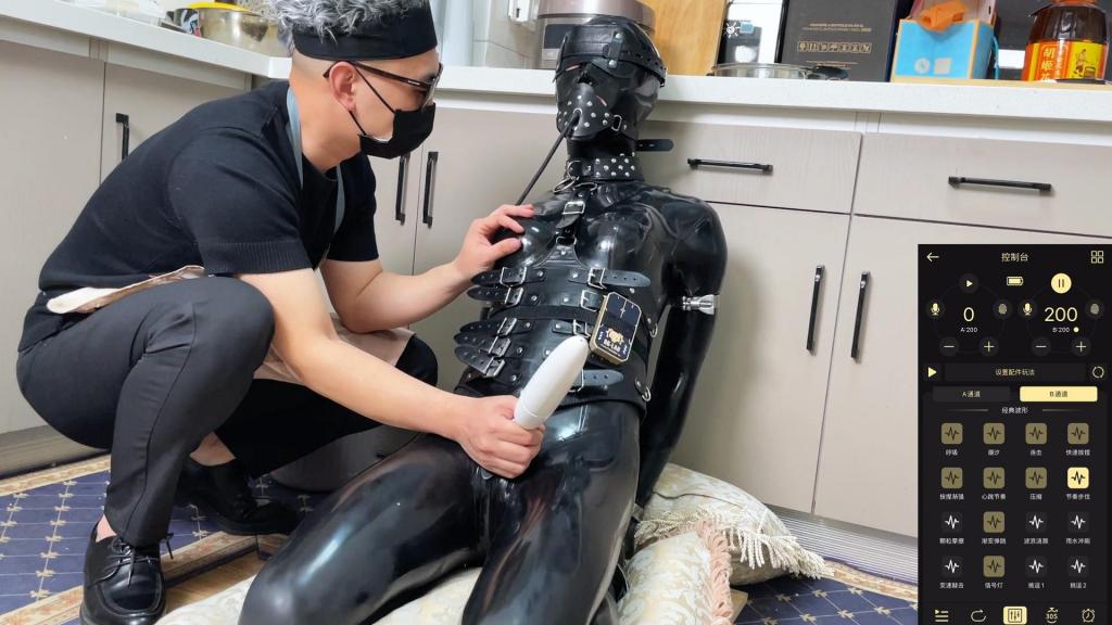 【糖糖工作室】身体物化训练，乳胶人体家具，强制训练，固定，[X_X]，全包，被迫成为人体家具的情况下，在绝望中强制膏潮 本番简介：<br>【糖糖工作室】物化训练人体家具，厨房摆件<br>服装；乳胶衣<br>道具：gs，郊狼，充气口塞，[X_X]，拘束架，眼罩，镣铐<br>经过24h真空床训练之后，已经逐渐接受了作为人体家具的事实！<br>今天主人把罚站训练器变形，变成了跪罚训练器，把乳胶人偶拘束到了训练器上，双臂向后，被铐在了拘束器主体上，<br>双手镣铐铐起，双腿跌坐在一起，脚踝镣铐拘束，身体与金属架变为一个整体，无法脱离，双腿贴上郊狼电击贴，<br>已然成为一个无法挪动的人体家具！<br>随后主人便把郊狼电击码发到了交流群里，将[X_X]放在它身边，便去厨房做饭了！<br>突然电流开启，身体一颤，娇羞耻辱的感觉便填充满大脑，口塞突然被充气，眼睛看不到外面的光线，[X_X]也工作起来！<br>呜呜呜！不要啊！<br>人体家具开始挣扎起来，却是发现挪动不了分毫,突然发现自己已经成为了人体家具，怎么觉醒自我意识了！<br>主人也发现了它的状态，可能是因为身体刺激，让他意识重启,<br>既然这样，那便开始新的强制训练吧！<br>接下来便是，既不能完全坐下，又不能完全跪起双臂紧紧束缚住，腰部要持续用力，随着时间推移，<br>身体和意识渐渐麻木，但是依然保持着平衡的难受姿势！<br>随着电击，抚摸，震动，[X_X]的刺激，身体随着节奏反应，最后在绝望中，强制膏潮<br><br>网盘解压密码：d024<br>网盘解压后文件后缀改成MP4格式<br>Twitter：@bangbangtang404<br>@TomYang67075229<br>定拍/体验<span style='color:#b0b0b0;'>[隐藏文字，购买后可见]</span>