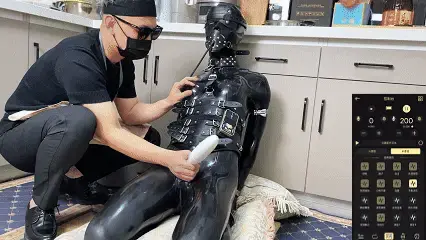 【糖糖工作室】身体物化训练，乳胶人体家具，强制训练，固定，[X_X]，全包，被迫成为人体家具的情况下，在绝望中强制膏潮 本番简介：<br>【糖糖工作室】物化训练人体家具，厨房摆件<br>服装；乳胶衣<br>道具：gs，郊狼，充气口塞，[X_X]，拘束架，眼罩，镣铐<br>经过24h真空床训练之后，已经逐渐接受了作为人体家具的事实！<br>今天主人把罚站训练器变形，变成了跪罚训练器，把乳胶人偶拘束到了训练器上，双臂向后，被铐在了拘束器主体上，<br>双手镣铐铐起，双腿跌坐在一起，脚踝镣铐拘束，身体与金属架变为一个整体，无法脱离，双腿贴上郊狼电击贴，<br>已然成为一个无法挪动的人体家具！<br>随后主人便把郊狼电击码发到了交流群里，将[X_X]放在它身边，便去厨房做饭了！<br>突然电流开启，身体一颤，娇羞耻辱的感觉便填充满大脑，口塞突然被充气，眼睛看不到外面的光线，[X_X]也工作起来！<br>呜呜呜！不要啊！<br>人体家具开始挣扎起来，却是发现挪动不了分毫,突然发现自己已经成为了人体家具，怎么觉醒自我意识了！<br>主人也发现了它的状态，可能是因为身体刺激，让他意识重启,<br>既然这样，那便开始新的强制训练吧！<br>接下来便是，既不能完全坐下，又不能完全跪起双臂紧紧束缚住，腰部要持续用力，随着时间推移，<br>身体和意识渐渐麻木，但是依然保持着平衡的难受姿势！<br>随着电击，抚摸，震动，[X_X]的刺激，身体随着节奏反应，最后在绝望中，强制膏潮<br><br>网盘解压密码：d024<br>网盘解压后文件后缀改成MP4格式<br>Twitter：@bangbangtang404<br>@TomYang67075229<br>定拍/体验<span style='color:#b0b0b0;'>[隐藏文字，购买后可见]</span>