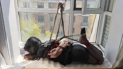 【一颗露露子】一颗露露子定拍剧情系列4 黑丝短裙脚玩游戏惩罚，棉袜堵嘴裤袜勒嘴吊环缚，窗边郊狼电击日式驷马捆绑放置地狱（下） 一颗露露子定拍系列下，接上回露露用脚玩游戏失败后的惩罚，从露露的黑丝脚上套着的白棉袜扒下含在嘴里塞住，只能发出呜呜呜呜呜的声音。想要求助却听不懂传达的信号，郊狼电击自始至终肆虐着露露的大腿根和屁股。<br>嘴里的棉袜自己穿过又臭又脏，被一条裤袜勒住嘴巴，低头会被直接顶到嗓子眼极其折磨。窗边，一个只能挣扎的黑色娃娃，用力的挣扎着却无济于事……<br>吊环防止自己翻身，放置驷马中尤为有效，想要自己解开绳子吗？~ 有办法的，吊环上的剪刀看见了吗? 努力拿到它吧~