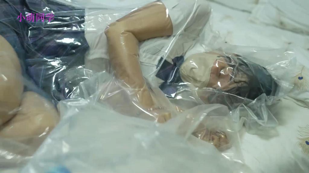 【小萌同学】BL20之扮演手办却被真空袋弄死，后玩弄 网盘的html格式改为rar  定拍QQ3644107894<br>简介：小萌是个新手特工，她穿着JK想要进去窃取资料，扮演起了主人的真人娃娃，主人回来后不明所以开始玩弄，随后玩够了将她用真空袋密封好打算后面使用，小萌装过头了，等主人出门后开始挣扎发现挣扎不开，疯狂的大喊大叫最后无力挣扎，死在了真空袋里面...后面主人回来发现娃娃更加冰冷了，继续玩弄起来...<br>