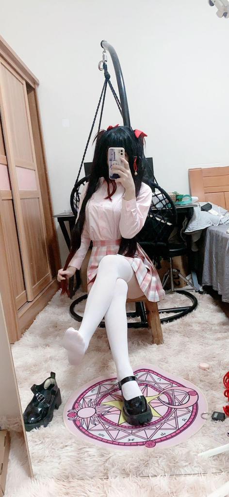【槿榆喵】白丝JK花火cos折腿自缚 嗨嗨~~  这里是偷懒了半个月的槿榆喵！ 这次给大家带来的是jk花火cos的自缚。 因为郊狼是定时捆绑用了太长时间qwq所以还没捆绑完就被电的扭来扭去了qwq。<br>还有什么有趣的提议可以给我留言哦。<br>