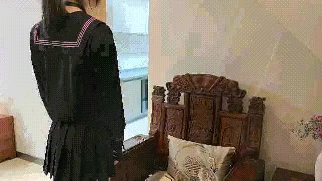 深夜阳台放置玩弄 [乐鱼] 平常的一次玩绳，视频剪掉挺多无聊场景有点短了，这次把小M绑好固定在椅子上放置了一会，后面又把她牵引到阳台处跪好再调整成鸭子坐就绑上固定，阳台下方就是小区广场挺吵闹的，可小M眼睛看不到，只能听得见 但感觉周围都是人 很抗拒的样子，弱弱的不敢发出声音。我静静的看着她挣扎，拉开领布露出洁白的胸口，裙扣被解开，裙摆凌乱撩开，露出黑色的内裤，掰开大腿一根杆子缓缓靠近...<br>定拍约绳QQ: 2906520439<br>时长：≈20分钟<br>大小：≈2.2GB<br>MP4视频 解压密码0000