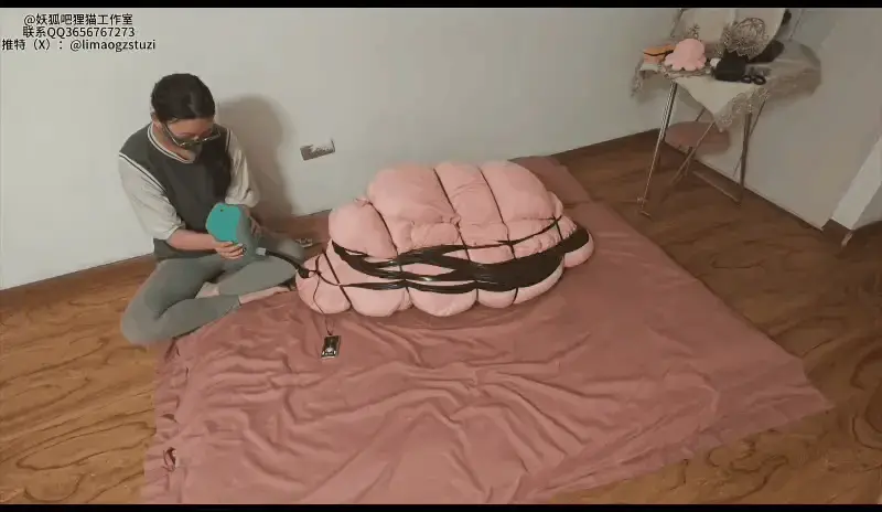 【狸猫定拍】女M制作成玩偶宠物抱枕团缚，踩踏蹂躏，玩弄息窒，呼吸管气囊控制 解压密码：limao   时长：  50min <br><br>老板定拍，要求将模特制作成玩偶抱枕填充物，再塞进大抱枕蹂躏玩弄，接好呼吸管，缩小体积，团缚，蹂躏<br><br><br>狸猫工作室坐标长春，准备众筹工作室，有想法的可以来咨询，接定拍,线下，胶带全包，丝袜全包等，出原味袜子，很多东西还在慢慢摸索，感谢大家的支持！联系方式:<span style='color:#b0b0b0;'>[隐藏文字，购买后可见]</span>留好友必须必须出示妖狐购买记录