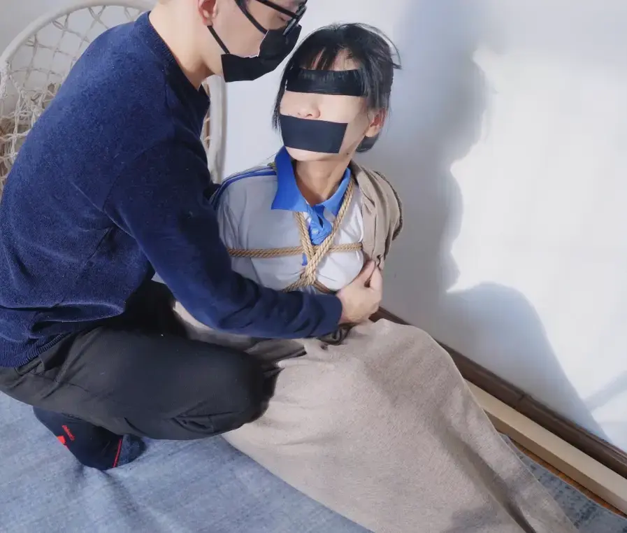 【LYB275】绑架女学生捆绑放置挣扎+震动玩具调教 绑架了一个可爱的女学生，在麻袋里挣扎一会后被放出来，捆绑成驷马在地上，用棒棒挑逗刺激直到糕朝。随后被驷马捆绑在床上，黑丝蒙眼 胶带堵嘴，然后打开绑在双腿中间的震动玩具，随后放置挣扎，直到糕朝.<br>下载后再解压，解压密码leng 解压出来的文件改后缀为.mp4