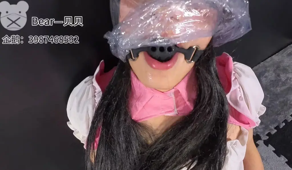  【贝贝熊原创】上次的真空袋逃脱失败后，小熊貌似被整害怕，那这次来个“双倍快乐”吧【小熊日常日记15-热缩膜塑料袋极限折磨】 听说小熊很喜欢紧绷的息窒。那我这次就用热缩膜把，热缩膜很贴脸呦，那这次就给小熊玩一个阶段性收缩。<br>袋子里的氧气逐渐变少的时候，就要进一步的让热缩膜收缩起来，慢慢的就紧绷了！！小熊表示会漏气吧？？<br>漏气？？？？不存在的！！再给你一层塑料袋密封，彻底让你失去氧气，慢慢的小熊就瘫软倒地了！！<br>趁小熊失神倒在地上时，来一段花絮强行开机<br>·小熊日常日记系列为小熊作品，报复贝贝系列为贝贝作品。补充说明小熊是伪娘，贝贝是女生<br>·接受视频定制:呼控类型、息窒类型、调教类型（企鹅联系：3987468592）<br>·新建了一个粉丝企鹅群，欢迎大家进来唠嗑 （974844755）<br>·有问题可以企鹅找我：<span style='color:#b0b0b0;'>[隐藏文字，购买后可见]</span><br>·解压方式：<span style='color:#b0b0b0;'>[隐藏文字，购买后可见]</span>