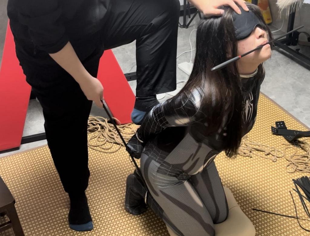 cosplay调教系列之木古小蜘蛛铁链定时锁自缚1小时整+抽打羞辱调教！铁链镣铐定时锁自缚一小时整+跪缚+打屁股/耳光+踩踏羞辱+尝试自解锁失败，木古学会了如何用铁链和定时锁自缚，时间一小时整,好好享 【缚予】【木古】【解压密码】<span style='color:#b0b0b0;'>[隐藏文字，购买后可见]</span><br>【调教概要】这次让木古自己用定时锁和铁链把自己束缚好，主人都懒得动手了，把自己锁成驷马的姿势然后跪好，然后就可以等待主人的蹂躏了，嘴里叼着SP工具，头上顶着SP工具，跪好屁屁撅起来挨打，自己把自己锁起来然后不能动的滋味如何呢，这就叫作茧自缚喽，这样的狗狗只配被主任踩在脚下，顺便给小m几耳光的奖励，还不赶快谢谢主人，最后几分钟主人还把钥匙扔到脚下让小m尝试自己解锁，忙活了好半天结果还是失败了，那就乖乖等待定时锁开吧...<br>【缚予】工作室新坐标山东，线上定拍、诚聘绳艺模特(限女，非诚勿扰骗子勿扰)、购买约绑约拍攻略（正版购买过20部作品以上的铁粉可直接领）等均可加Q2519229829，加Q请明确备注来意，不明确来意可能会不通过。也欢迎圈子同好来交流<br>【打击盗版】请支持正版，您的鼓励就是我们的动力，正版购买的朋友也欢迎来私信交流，购买多次的铁粉也有小福利~<br>【解压】请不要在线解压！！！请不要在线解压！！！请不要在线解压！！！重要的事情说三遍<br>解压密码在简介第一行，下载完成后把后缀mm123改为rar解压，解压一次后按照同样的操作再次将解压后的文件后缀名改为rar解压，最后把解压出的文件后缀改为mp4即可观看，如有问题或失效请联系Q2519229829，备注来意