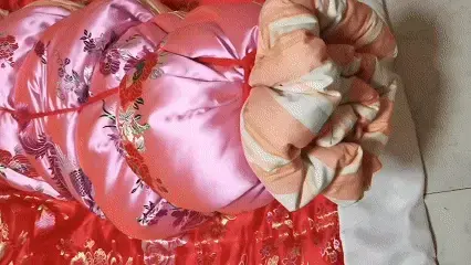 棉被新郎 女主喜欢上了棉被奴..奴被捆在凳子上惨遭2床棉被包裹....闷晕后女主会怎样处置奴呢？敬请观看.....包裹游戏危险切勿模仿.谢谢！