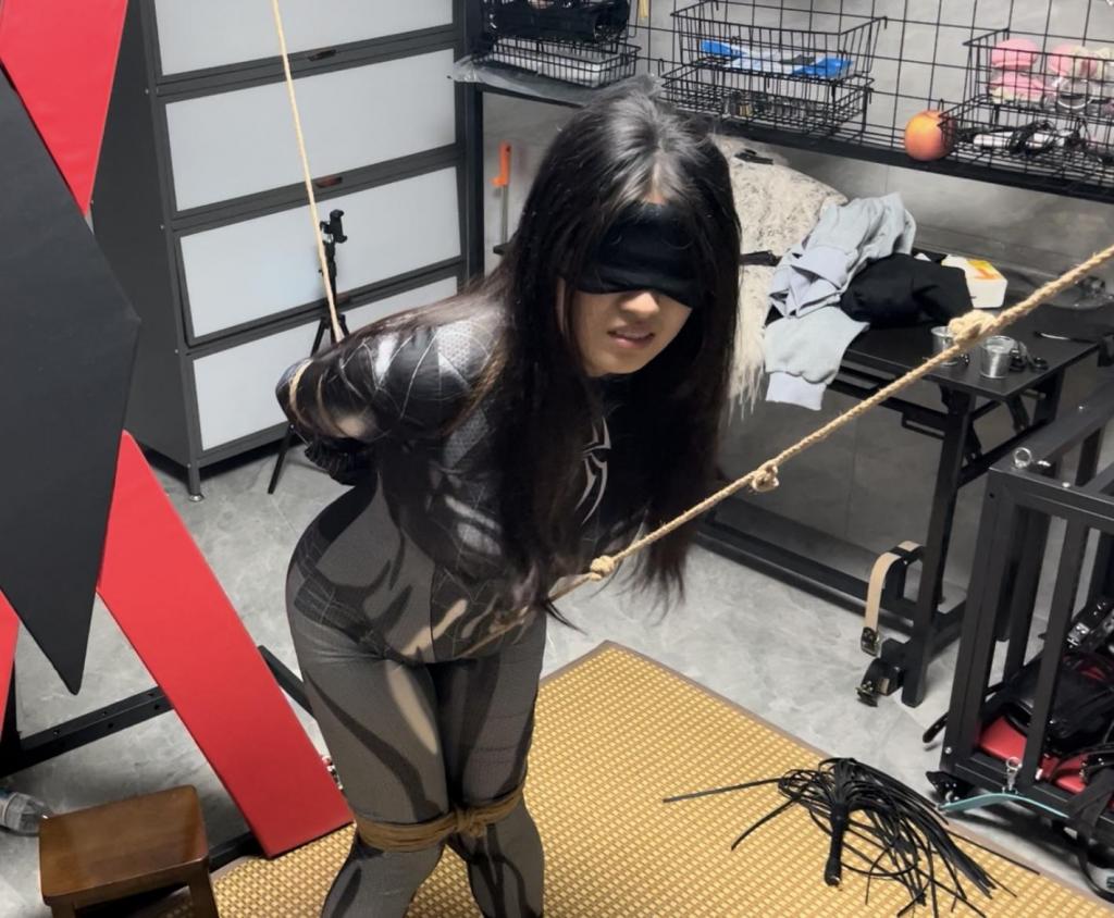 cosplay调教系列之木古小蜘蛛第二部——内八走绳羞辱调教！五花/内八腿脚镣捆绑+走绳/来回拉扯+打屁屁SP/真实耳光+踩踏羞辱，小狗就应该被主人这样调教羞辱(技术问题音频丢失，介意勿拍) 【缚予】【木古】【解压密码】<span style='color:#b0b0b0;'>[隐藏文字，购买后可见]</span><br>【技术问题音频丢失，介意勿拍】<br>【调教概要】这次把小蜘蛛木古五花大绑起来后，大腿也绑在一起，脚分开用镣铐锁起来以便于走绳的时候可以缓慢移动，打了结的绳子用来走绳才是正确用法，一边走主人还要一边用力往上扯，还要一只手一边来回拉扯，搞得小m屁屁高高撅起也无法前进，屁股抬这么高是干什么，应该是想挨揍了，那就好好打打你的屁屁，耳光也招呼上，在主人的脚下好好体验做狗的滋味吧<br>【缚予】工作室新坐标山东，线上定拍、诚聘绳艺模特(限女，非诚勿扰骗子勿扰)、购买约绑约拍攻略（正版购买过20部作品以上的铁粉可直接领）等均可加Q2519229829，加Q请明确备注来意，不明确来意可能会不通过。也欢迎圈子同好来交流<br>【打击盗版】请支持正版，您的鼓励就是我们的动力，正版购买的朋友也欢迎来私信交流，购买多次的铁粉也有小福利~<br>【解压】请不要在线解压！！！请不要在线解压！！！请不要在线解压！！！重要的事情说三遍<br>解压密码在简介第一行，下载完成后把后缀mm123改为rar解压，解压一次后按照同样的操作再次将解压后的文件后缀名改为rar解压，最后把解压出的文件后缀改为mp4即可观看，如有问题或失效请联系Q2519229829，备注来意