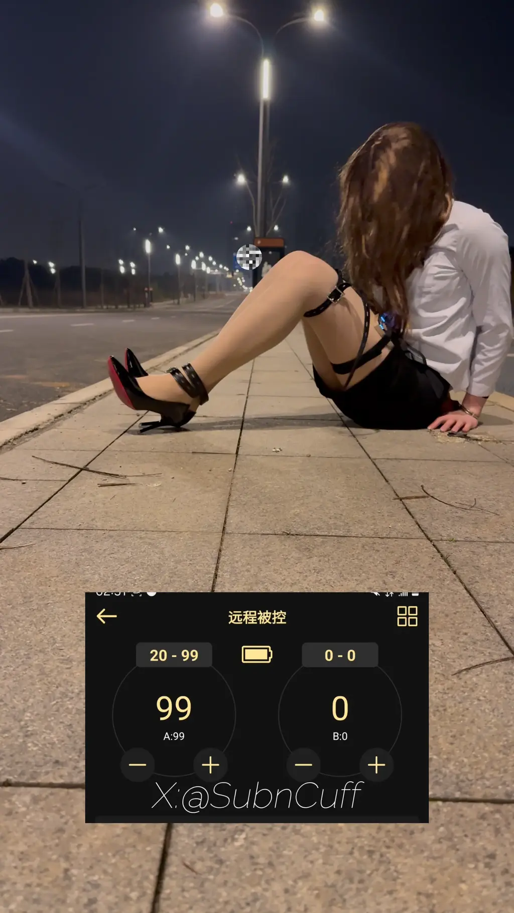 0414户外OL手铐束缚取钥匙被电击摔倒SubM 两个星期没有出去玩 昨晚上一不小心又上强度了 被电到在马路上打滚<br>昨晚第一次尝试肉丝OL风 把钥匙放在原地 然后走到对面 用束缚带绑住膝盖和双脚 几乎没有活动空间只能跳着往前走 又把项圈通过牵引绳绑在了膝盖的束缚带上边 绑好之后整个人都没法站直了 最后在身后铐上了手铐<br>这会电击力度已经比较大了 还只能一点一点跳着走 快到的时候 那边突然用了一键开火 电击强度从60直接拉到了90 一下子没站稳摔了过去 想起来的时候才发现这个姿势真的很困难 一用力又向前倒了过去 而电击力度一直没有减小 只能在地上无助的挣扎…