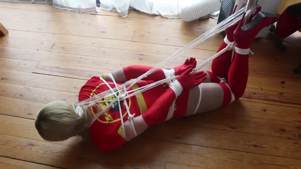Baywatch Babe Hogtied 伪娘<br>Nina is wearing her sexy Baywatch swimsuit long opera gloves, red stockings and red heels and has been gagged and hogtied and is struggling on the floor in rope bondage. After a while things are made more extreme as she's taped gagged and taped to a pole 