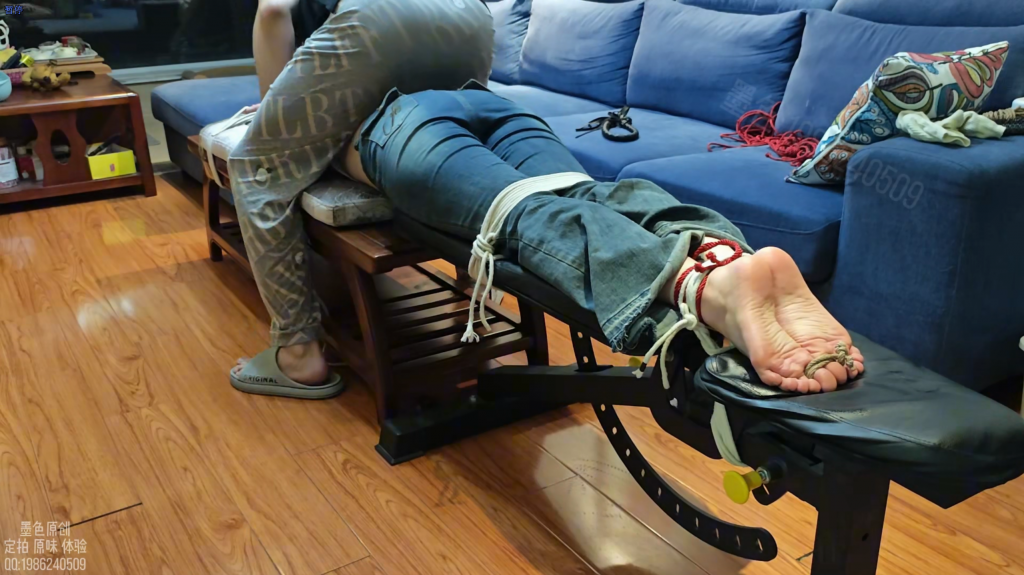 【墨色】边被挠痒边被震到gc是什么体验？ 边被挠痒边被震到gc是什么体验？让欣欣的叫声来回答我们吧~<br>上次酒后捆绑固定tk的全年龄版，在一顿tk抚摸之后欣欣已经来到了不可描述的状态，脱下牛仔裤，一只手在上一只手在下分别帮欣欣按摩，最后拿出宝具开到最大持续震动，震动的同时不忘对欣欣裸露的足底发起进攻<br>欣欣全身被捆绑，手指脚趾都被牢牢固定的情况下享受着浑身最强烈的刺激，下面的震动和脚底的痒感同时进行，不间断的娇喘说明一切<br>本部时长较短，只能说多剪一秒就无法发布了，对这种硬核tk感兴趣的老板欢迎定拍联系~<br>定拍qq:1986240509