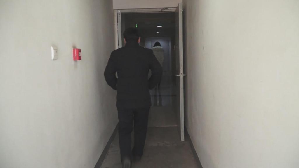 无水印版逍遥定拍作品《反败为胜合集》,当绑架者绑架了绑架者，被绑架者又逆袭了绑架者。 滴滴滴滴......<br>寒冷的冬天，李强独自坐在小区的凉亭，这时候电话响了，陌生的号码。李强犹豫的一会就接了起来。“敢不接<br>我电话，这周末再不交房租就给我立马滚”电话的那头传来房东那《熊出没》里李老板那粗暴的声音。<br>挂了电话，李强点了一支烟。<br>唉，屋漏偏逢连阴雨啊，自己刚被公司无缘无故的解雇，同在一个公司本里都要谈婚论嫁的女友也发来微信说要<br>分手，现在连人都见到不到了，自己还背上一个和她一起盗窃公私财物的官司，今天刚被派出所传唤，差点没拘<br>留。看着自己兜里那仅剩的100来块钱，愁啊！<br>华灯初上，李强拖着不情愿的双腿慢慢的回到自己的“家”。<br>一进门，李强就躺在沙发上，现在他满脑子都是钱钱钱啊。心想只要能弄到钱，做啥都行。<br>李强慢慢的翻看这手机的相册，看着照片里的女友徐萌，心酸啊。<br>忽然一张照片里出现了另一个人。<br>那是女友的同事，同在一家公司财务的财务主管张晴。这个人长得不错，就是心眼特别多而且经常弄歪门邪道的，<br>据说还跟老板有一腿，这次自己被解雇据说也跟她有关系。<br>这个坏女人，枉费自己和女友经常请她吃饭，工作一点没照顾还落了这个下场。女友失踪的这些日子自己找她打<br>听还不耐烦。<br>哎，对了，我不如找她“借”点钱。以前自己和女友去过她家，知道她家的小区管理不是很严格。<br>说着，李强的眼睛看着沙发上躺着的一条女友的丝袜。片刻之后，失去理智的李强抓起丝袜又拿起桌子上的西瓜<br>刀，走出门去。<br>走到楼下五金店的时候，李强用仅剩的钱买了几卷电工胶布。<br>晚上八点左右，李强蹲在张晴家楼道，远远看着张晴的车开过来，李强赶忙跑到楼上张晴家门口埋伏，此时的他<br>不免也打起了退堂鼓，万一被抓到自己就完了，不过犹豫再三，李强还是决定干了。<br>不一会，楼道传来“哒哒哒”的高跟鞋声。<br>果然张晴上来了，一边走一边找着钥匙。李强把从家里拿来的女友的丝袜罩在头上就跟电视上的劫匪一样，心想<br>这样，张晴就看不出自己了。然后撕下一块胶布放在左手上，右手掏出刀，跟在张晴的后面。<br>就在张晴开门的一刹那，李强一下冲过去用刀抵住张晴。<br>张晴还没反应过来，李强就把胶布按在张晴的嘴巴上，然后就推进屋内。<br>进屋后，张晴吓得几乎要昏过去，只见一个头上罩着丝袜的男人拿刀指着自己，自己的嘴巴还贴着胶布，也不敢<br>反抗。李强不敢犹豫，直接把张晴按倒用胶布把手脚捆起来。<br>虽然张晴的嘴巴被胶布粘住，但是还能发出声音，李强怕出事，就随手从旁边的鞋柜上抓起一双白色的袜子塞了<br>进去，然后用胶布粘住。整个过程还是比较顺利的，主要是因为张晴被突如其来的这一变故给吓坏了。弄好以后，<br>张晴只能呜呜的发出一些声音。强检查看看张晴是否捆绑好以后，就开始找钱了先是包。<br>挣扎过程中，张晴从沙发上跌了下去，摔得生疼。<br>李强没理她 ，继续找钱<br>现在都是微信支付宝支付，所以李强并没找到多少钱，接着开始搜家里。<br>张晴觉得这个人是求财，希望赶紧找到自己要的赶紧离开，不要过激的伤害自己，所以就不怎么敢挣扎。找了半<br>天也没找到什么钱，李强有点泄气。 这时候他发现还有一个房间没搜，于是走过去。<br>谁知，这时候的张晴开始激烈的挣扎，仿佛要阻止李强进去。<br>但是都是徒劳的。<br>李强打开了房门。<br>里边没开灯，李强摸索着打开了灯。<br>灯光一亮，这时候映在李强面前的一幕着实让他大吃了一惊......<br><br>首选下载：视频库【支持直接在线观看，在视频下方直接按清晰度下载，画质和微云下载一样，永不失效，非常推荐】<br><br>备选下载：已经放弃百云改用微云链接，画质和视频库相同，只作为备份使用，并不推荐，解压密码：<span style='color:#b0b0b0;'>[隐藏文字，购买后可见]</span><br><br>