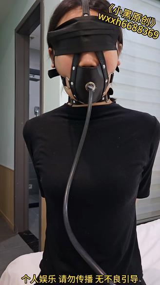 《小黑原创》大学生背着男朋友来体验捆绑，男朋友在家等她，她说中途有生理反应了，马具充气口塞堵嘴干呕，直臂紧缚挣扎。 《小黑原创》大学生背着男朋友来体验捆绑，男朋友在家等她，她说中途有生理反应了，充气[X_X]口塞，马具充气口塞堵嘴干呕，直臂紧缚挣扎。
