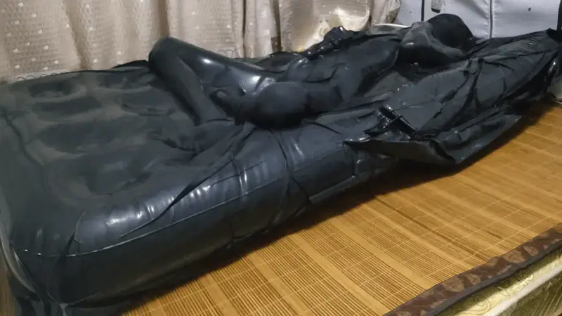 气垫真空床窒xi中的疯狂挣扎 本次的气垫真空床游玩，我尝试了蛙腿盘腿M字开腿侧躺俯卧等各种羞耻的姿势，然后为了防止自己过快[X_X]chao，又用手慢慢控制按摩bang的强度进行自我寸止。可中途觉得还是不够刺激，又作死用手捏住了呼吸管，震动bang怼着龟tou带来的[X_X]和无法呼吸的窒xi感几乎摧毁了我的神经，我的胸口剧烈起伏，大脑开始缺氧，在好几次空肺之后拼尽全力扭动挣扎撕扯乳胶片，直到意识几乎模糊时才不由自主地松开捏住的呼吸管
