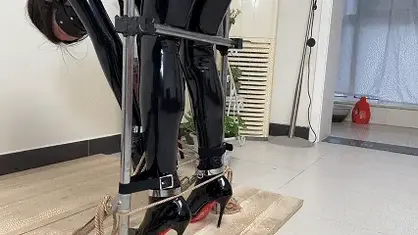 【糖糖工作室】欧美经典复刻，金属固定，人体家具训练，金属拘束，k9架，超长时间放置，AV棒、电击、皮鞭、假阳、尾巴...... 本番简介：<br>【糖糖工作室】工作室新来的乳胶模特，约拍金属放置架<br>特意为她改造了拘束架，要复刻欧美风格金属固定拘束，人体家具训练<br>这次是罚站系列，架子拖住她的腰部，身体只能向下弯曲，然后手铐镣铐收紧，无法正常直立，变成一个上半身和腿贴合的人体家具<br>然后将身体用金属架固定，从此便和架子成为一体了<br>训练之前，装备了电击贴，可以时实远程控制的的行动，和兴奋状态<br>由于架子形态，她只能将屁股高高翘起，后庭便暴漏无疑<br>可以在上边随意安装插件，任意使用，功能广泛<br>将她在拘束架上安装好之后，带上眼罩和充气口塞，从此失去了自由，光线，说话能力，金属紧紧固定，只能被迫与架子完全融为一体<br>双手双脚皮带固定到了延伸架上，身体可以进行简单的晃动，但是却受到了极大的限制<br>每一次挣扎和移动，都会收到强有力的震撼，这次训练时间不限，只有当她到达训练标准时，才会停下休息<br><br>网盘解压密码：d024<br>网盘解压后文件后缀改成MP4格式<br>Twitter：@bangbangtang404<br>@TomYang67075229<br>定拍/体验<span style='color:#b0b0b0;'>[隐藏文字，购买后可见]</span>