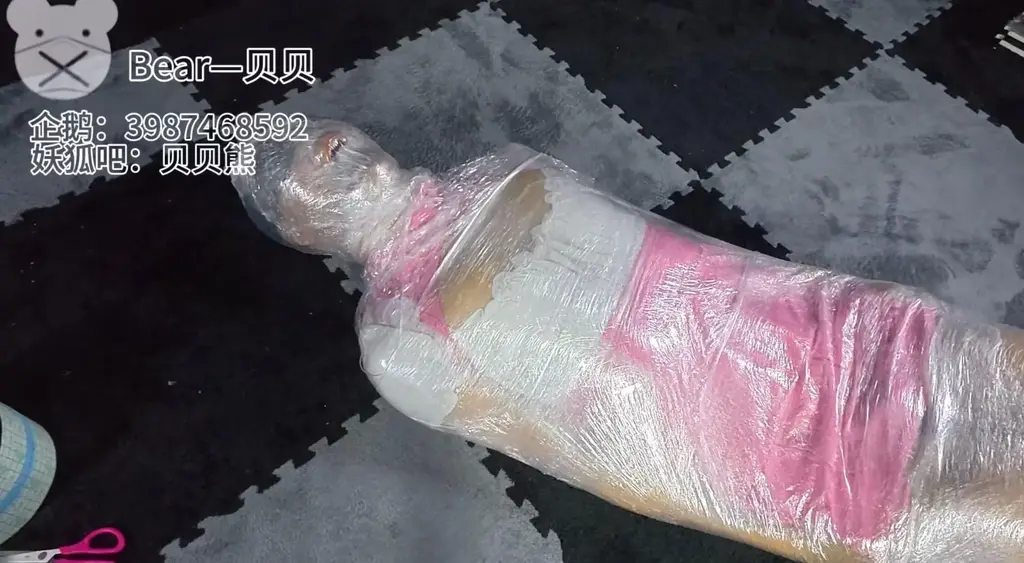 【贝贝熊原创】 保鲜膜木乃伊全包拘束呼控+放置【小熊日常日记17-木乃伊放置束缚呼控调教】 小熊首次体验木乃伊包裹，一开始小熊十分抗拒，不过抗拒也没用，还是要被好好的包裹起来 。包起来了就要………嘿嘿嘿嘿????<br>·小熊日常日记系列为小熊作品，报复贝贝系列为贝贝作品。补充说明小熊是伪娘，贝贝是女生<br>·接受视频定制:呼控类型、息窒类型、调教类型（企鹅联系：3987468592）<br>·新建了一个粉丝企鹅群，欢迎大家进来唠嗑 （974844755）<br>·有问题可以企鹅找我：<span style='color:#b0b0b0;'>[隐藏文字，购买后可见]</span><br>·解压方式：<span style='color:#b0b0b0;'>[隐藏文字，购买后可见]</span>