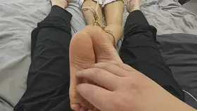 【中二病】海星裸足驷马TK游戏体验，第一视角与嫩足狂舞 【中二病】海星换上可爱睡衣，第一视角束缚体验，绑好之后好好玩弄她的玉足。超级玉，才35码。目前脚最小的妹子了。哈哈，喜欢可以定制试试，定制可以露脸。价格都好商议。<br>1.关于解压：解压两次，第一次解压之后应该是一个后缀名.7z的文件，再解压之后改成.mp4即可，但是一定要先下载，然后使用其他管理软件解压，不要使用百度云APP解压，否则会被百度云封掉。<br>2.私人定制，请加Q3769321898 。海外用户请联系邮箱：3769321898@qq.com<br>3.可以关注我的推特：@ljcshufu 偶尔会有福利以及一些模特的露脸视频，肯定都是大美女啦。只是出于安全考虑确实不合适在公开的视频中露脸，不过试镜时候还是会有露脸的给客户看看情况避免照骗。<br>4.关于促销，只会在发布时候促销，请放心购买<br>5.解压密码：zeb<br>6.最后求求点个关注。求关注，求关注，求关注。重要的事情要超大声说三遍。哈哈，兄弟们点个关注，有什么想法多多回复会采纳滴。，体验绳缚驷马，TK挠脚。全程第一视角