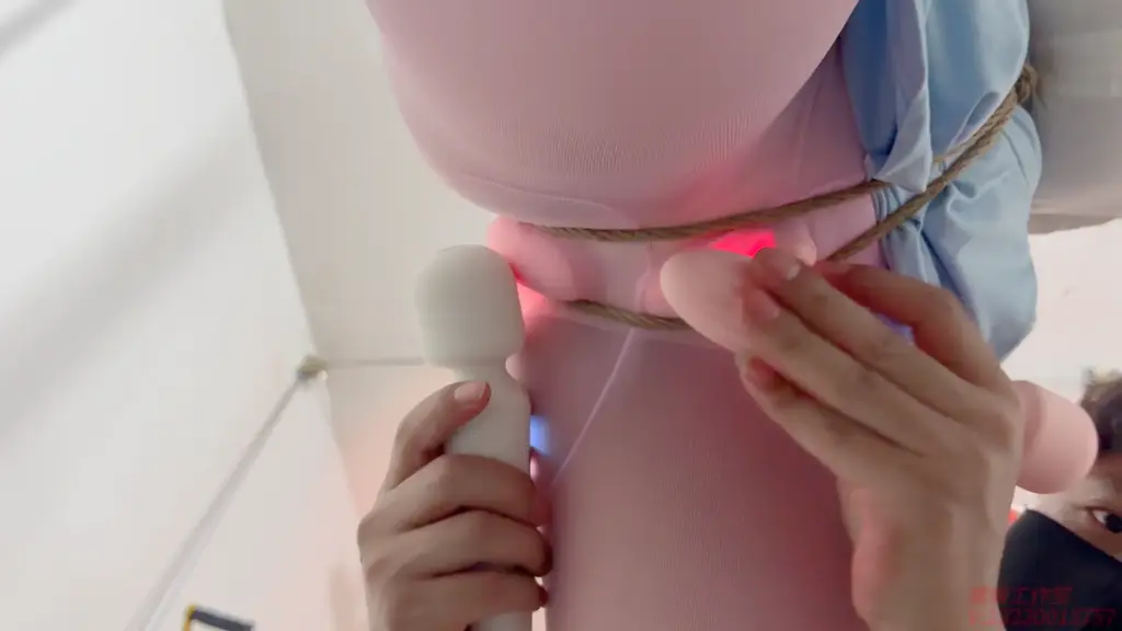 媚娘工作室-安沐约绑体验 下（玩法还原） 媚娘工作室<br>V:13230013757<br>线xia体验 私人定拍 线下陪玩 全国上课<br>媚娘工作室成立3周年庆典 线[X_X]验，私人定拍，线下陪玩优优优优惠！<br>安沐第一次接到线下陪玩的业务，小心脏还是十分忐忑的，还好玩家素质高，又特别会玩，玩家要求水儿跟随拍摄记录，安沐不一会就投入进去了~连喘带叫，很快就有感觉了，玩家看到这个情况，也兴奋起来了，越玩越嗨，越玩越上瘾，看到工作室里的刑拘，都想玩，随着后面越玩，安沐的奴性彻底的释放出来了，明显看到玩家也兴奋到了极点，不知不觉两个小时就过去了，时间到了，玩家还有很多玩法没有实现呢，只能等下次了。。。。。。（玩法还原）（视频太大，所以分开两部）
