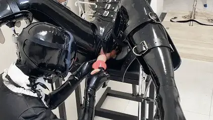 【糖糖工作室】乳胶填充物训练，拘束座椅，[X_X]胶衣调教，开腿控制，炮机、假JJ、AV棒、电击控制、闷晕、全包头套，绝望羊糕，还要被强行榨取，最后放到货架上让客人挑选...... 本番简介：<br>【糖糖工作室】全包乳胶填充物，拘束座椅开腿强制训练<br>今天为乳胶娃娃准备了，开腿座椅，要对它进行忍耐训练，方便以后供客人使用<br>为了怕她难受挣扎，对她进行了，拘束捆绑，用皮革牢牢控制到了椅子上<br>随后便开启郊狼，启动电击程序，娃娃开始有了反应<br>然后就要进行后面开发<br>av棒，假jj，炮机轮番使用，提高娃娃的耐受性，和前高训练，使娃娃再被使用的时候能更好的服务主人<br>在训练进行到最后的时候，郊狼的电击力度开到了最大，隔绝的头部空气，带上了jj训练器，也将炮机开到了最大，使她在绝望中进行了一次羊糕<br>然后便是孤独放置，在无尽的刺激中进行孤独训练，希望她在被使用完毕之后，自己回到拘束椅上，进行放置休息<br><br>网盘解压密码：d024<br>网盘解压后文件后缀改成MP4格式<br>Twitter：@bangbangtang404<br>@TomYang67075229<br>定拍/体验<span style='color:#b0b0b0;'>[隐藏文字，购买后可见]</span>