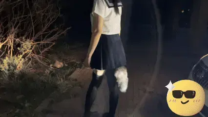 【糖糖工作室】户外羞耻出行，jk水手服，内内丝袜里塞满了道具，电击控制艰难迈步，gs尾巴填充pp，AV棒按摩，人前展示内搭，路灯下暴漏无疑、jj锁、手铐、TD...... 本番简介：<br>【糖糖工作室】jk水手服，羞耻出行，黑色长筒袜，里面套了开档丝袜，棕色小皮鞋，显得腿格外修长，绝对领域若隐若现<br>换好衣服，开车出发了，本来计划白天出门，但是天有点点黑了，模特有一米七多，还是比较高的，由于不是经常女装出行，刚开始还是有的局促不安，不知道怎么迈步子了<br>刚刚上车就迫不及待展示内搭，裙子下面暴漏无疑，不过穿着底裤，真的差评<br>长筒袜里套着丝袜，显得腿型真好看<br>到达目的地，先女装在小路上转一转，熟悉下地形，也消除些紧张感<br>结果迎面撞上两个散步的人，下的一溜烟跑回车里，此时心脏已经砰砰跳了<br>只能用AV棒简单安慰下自己，重新准备出门<br>腿上贴好电击贴，塞上TD,重新出发，这次是装备完全体<br>走在路上竟然，没有任何反应，不行，要偷偷把郊狼电击开到最大，看你还能无视痛苦<br>果然，被电到无法移动，还被路人看到，羞耻吧，不会给你任何帮助<br>天渐渐擦黑，自己戴上的尾巴，开心的摔了起来，就想一个卖萌的小狗，祈求主人安慰<br>被要求走到路灯底下，进行内搭展示，这样整条路上就只能看到她自己<br>走到路灯底下，裙子下面的东西全部暴漏出来，尾巴，TD，电击贴，郊狼，双手还被铐在后边，这时把电击电量开到了最大，已经还是哼唧娇喘了，jj锁里面也完全湿润了<br>羞耻感填满了她的内心，相信很快就能[X_X]<br>此时一行路人经过，她已经没有任何道路可以逃跑<br>就这样羞耻社死下去吧<br><br>网盘解压密码：d024<br>网盘解压后文件后缀改成MP4格式<br>Twitter：@bangbangtang404<br>@TomYang67075229<br>定拍/体验<span style='color:#b0b0b0;'>[隐藏文字，购买后可见]</span>
