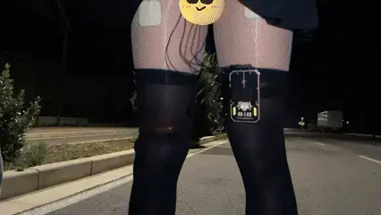 【糖糖工作室】羞耻户外尾巴漏出，突发情况，被路人当场发现，鸣笛示意，正在电击无法逃离，只能裙底暴漏被完全看清，电击控制、漏出、羞耻、AV棒、镣铐、GS尾巴、伪娘...... 本番简介：<br>【糖糖工作室】jk水手服，羞耻出行，黑色长筒袜，里面套了开档丝袜，棕色小皮鞋，显得腿格外修长，绝对领域若隐若现<br>经过了前面的露出和伪街，胆子已经渐渐大了起来，天也黑了，塞着尾巴戴着手铐便上了车，前往下一个地方<br>一条灯光通明的小路正在电击漏出行走，裙底完全暴漏的出来，结果路过一个行人，当面被看了个清楚，还被名邸示意，想要逃跑却无法行动，只能愣在原地，被大庭广众之下，拔下尾巴，又塞了回去<br>最后换了一条路继续进行，漏出伪街，却没有夹住尾巴，掉了出来<br>被戴好装备塞入后备箱带走<br>在狭小的空间中，独自忍受着电击和AV棒的折磨<br><br>网盘解压密码：d024<br>网盘解压后文件后缀改成MP4格式<br>Twitter：@bangbangtang404<br>@TomYang67075229<br>定拍/体验<span style='color:#b0b0b0;'>[隐藏文字，购买后可见]</span>