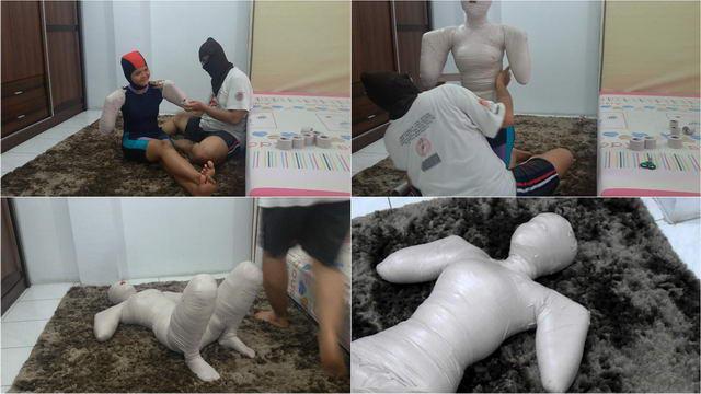 [RM027] A beautiful girl wrapped frogtied and struggled because she could not breathe | Randy Mummif A beautiful girl wearing a swimsuit wrapped in a mummy frogtied position.<br>This girl then struggled to the left and right to ask to be removed after she had her nose wrapped and could not breathe