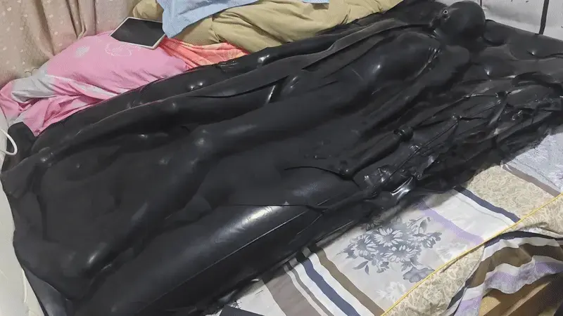 气垫乳胶真空床的囚禁 114514年，外星人入侵蓝星，我不幸被抓住当成实验素材。它们把我关进黑暗的乳胶笼中，薄薄的乳胶紧紧贴合着皮肤，身体的轮廓一览无余，背部的气垫则极大的吸收了我挣扎的力量，让我难以破开牢笼。我被迫摆出各种羞耻的姿势，同时为了防止我挣脱逃走，它们还在我的下面固定了一支按摩bang，在按摩bang的攻击下，即使隔着乳胶，输精管的抽动都显得极为清晰，无休止的刺激让我沉沦在[X_X]中，失去了逃跑的力气