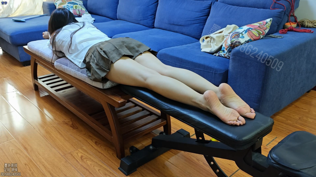 【墨色】喜闻乐见的硬核挠痒+鞭打  过程意外抽筋 抽筋状态被继续疯狂挠脚 又是喜闻乐见的硬核挠痒，这次模特是婷婷，趴姿一字固定，双手举过头顶，嘴里先塞袜子再用医用胶带多重封嘴，脚底涂抹润滑油tk。<br>过程有一个很有意思的事情，婷婷叫的特别大声，我以为是太难受了就问是否要停止，但她嘴被堵着无法说话，我就让她用点头和摇头的方式，结果既不点头也不摇头，气的我就加大tk力度，最后解开堵嘴的时候婷婷才说刚刚挣扎到脚底抽筋了...但是趴着的姿势双脚又一点都动不了，我问她的时候她又难受又想继续，所以才不知道是点头还是摇头...也就是脚在抽筋的状态被继续挠痒和抽打，可想有多痛苦了<br>定拍qq:1986240509