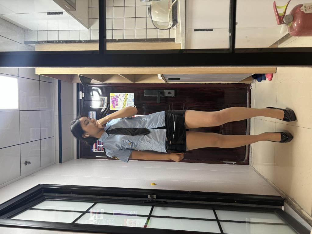 爱剪辑-客户定拍雨柔2 剧本：雨柔前往交换人质遇险<br>模特：雨柔<br>服装：搜查官制服（天蓝色搜查官衬衣 黑色短裙 肉色丝袜 黑色红底高跟鞋）<br>剧情：<br>第一幕<br>雨柔敲门进入，说：“我是搜查官，按照上级要求来交换人质。”房间里的歹徒让雨柔举起双手往里走，雨柔照办、走进客厅，说：“你对我做什么都行，担心的话可以把我的手脚都捆住，但请不要伤害人质。”于是房间的主人让雨柔脱下丝袜给他；雨柔不解，但还是照办，最后重新穿上高跟鞋。<br>第二幕<br>镜头切换，雨柔被驷马捆住，眼睛上戴了眼罩，嘴巴里也被塞了口球，不停挣扎。<br>不一会儿，雨柔的手机响了，歹徒摘下了雨柔嘴里的口球、接通电话让她说话。雨柔：“局长，我没事，我现在在...”歹徒一听雨柔要透漏地点，马上用之前脱下来的丝袜塞进了她的嘴巴，然后挂掉了电话。<br>第三幕<br>镜头切换，雨柔上半身椅子缚，双手手腕交叉在椅背后面被绑住，手臂上有几条绳子也和椅背绑在了一起、并且胸部也来了个胸缚；下半身开腿缚，两个脚踝、两个膝盖上下处都分别被绑在两个椅子腿上，同时腿上的丝袜也没了、这里光腿，但是高跟鞋还在，嘴巴外面被缠了好几圈黑色胶带；雨柔嘴里呜呜叫着，可是无奈自己实在挣脱不开，歹徒便留她一个人在房间里。<br>公告：Q：1482120184定拍咨询，接知名动漫游戏cos定拍，（支持版权买断，独享，小剧情定拍等）长期招募女绳模，无事勿加加了也不会通过，加好友备注来意！定拍只接绳艺捆绑＋轻调教，不接大尺度，违规露点露出，色情内容，致息，金属，重口一类的！不玩推，不上推!<br>有兴趣的朋友也可以提供服装以便于视频拍摄。<br><span style='color:#b0b0b0;'>[隐藏文字，购买后可见]</span>解压两次