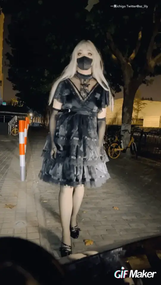 【Saber大小姐/伪装拘束】lolita裙下塞满[X_X]和TD的城市夜晚露出/拘束钢琴/并腿紧缚/浴室液体play 也是终于回到上海了。这次给大家剪了4个不同场景在同一个视频里：<br>1.钢琴只是你play中的一环吗！<br>2.室内的军火展示，裙下捆着龟甲缚，戴上zdb和[X_X]按摩，穿上lolita袜子再用麻绳紧紧捆绑起来。<br>3.虽然是凌晨，但是大城市的街道上是一直车来车往的，也是提心吊胆地在车灯前玩起裙下的小玩具。中途有一个骑电动车的路过时狂向我按喇叭，示意想和我涩涩，我赶紧逃走了，事后发现掉了一个[X_X]，再来找的时候已经不见了ww<br>4.最后回到家筋疲力尽地在浴缸里玩液体，穿上挤满JY的高跟鞋真是太涩了/好想被颜射的满满的。