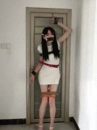 【挂件叶子】姿势强制系列 固定姿势的td强高 只希望能用挣扎抵消 皮带x手铐x凉鞋 这次是久违地被强制姿势固定加上td强高，这种拘束方式总是有一种有挣扎的余地，但实际上很难以挣脱的异样感...手铐另一端被牢牢地卡在上了锁的门的后面，不知道视频里能不能很好地感受到，我真的有很努力想挣脱。然后是第一次穿凉鞋拍视频，我自己一直是觉得自己的脚并不好看，平时日常外出也尽量都不会穿露趾的鞋子之类的，总感觉露出来会有说不清的羞耻感，所以被绑的时候也一样尽量不想露趾...但是印象里一直以来是有小伙伴说想看裸足，裸足我实在是不想拍，所以就折中尝试了一次穿凉鞋被绑，以后应该还是会尽量少穿这种鞋子呢。<br>这次被绑的第一视角只放在了最后的几十多秒，因为好像拍得有点虚所以这次就没放太多<br>感谢每一位支持叶子的小伙伴哦，想要更多支持叶子的话可以加入赞助计划，会尽量更新每期视频的动态图作为福利~祝福各位小伙伴~