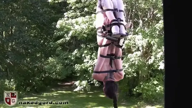 Dilemma of the Dangling Damsel 【中文家具houseofgord】TAG：折腿倒挂屋顶。（他们朝我扔罐头、我不闪躲。喔欧欧欧。危险行为，请不要模仿！）勇敢的少女得到了她要求的加薪，但束缚，hog乱，堵塞和绞车，但没有按照她的意愿方式进行加薪。Natalie does the high-flyer stunt. Bound, trussed, hogtied, gagged and winched, our intrepid damsel gets the raise she asked for, but not in the way she intended.