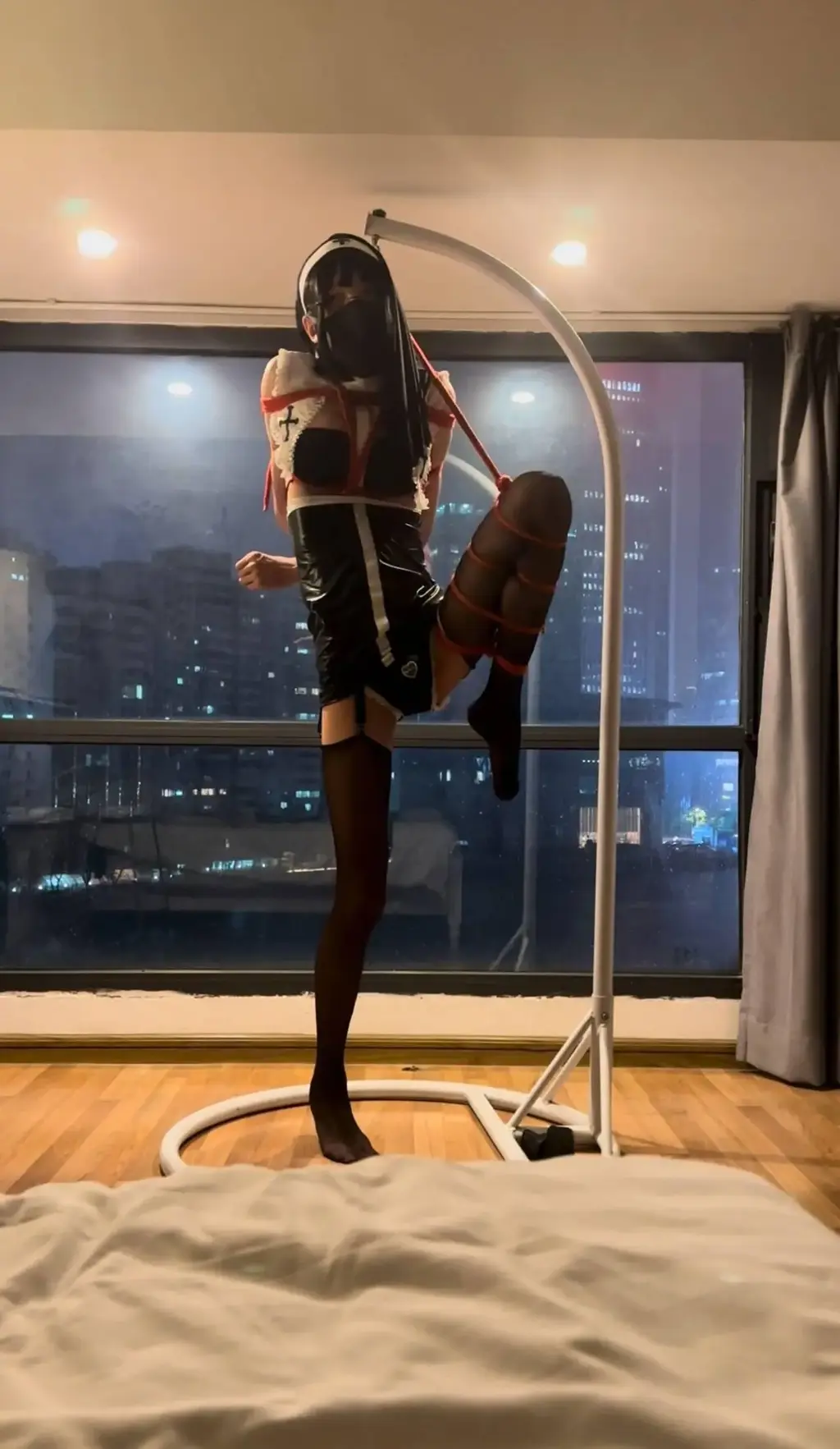 修女被抓第二集捆绑放置 修女被抓后被捆绑放置，时长较短无捆绑和解缚过程，附带10秒直臂捆绑
