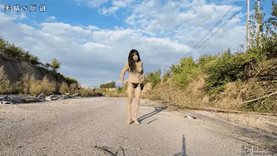 4K超清画质臻享 风景好似一副泼墨山水画《伪娘户外捆绑紧缚露出》微剧情 （伪娘的户外梦想）刚开始捆绑到一半就来人了，，，只好厚着脸皮捆绑完，开始今天的户外，一个背包客挟持调教伪娘捆绑露出。带着重型镣铐 模特：敏儿<br>服装：肉色包臀裙 肉丝 8厘米高跟鞋<br>敏儿呢一直有一个梦想就是希望能穿着漂亮的女装出去走走，我想这是所有CD的梦想吧，好了回到正题。无奈外面人来人往，出去被发现就糟糕了。一直在心里想着这件事。<br>终于有一天敏儿找到了一个废弃的公路，这里应该没什么人，正是出去逛逛的机会来了。<br>在乔装打扮后的敏儿来到了废弃公路这，一身肉色的连衣裙和肉丝 高跟鞋，格外的性感，没想到自己还能这么漂亮，拿着手机自拍的敏儿自言自语到。走了没几步，敏儿撩开了自己的裙子，看了看自己在家里绑着的绳裤，非常的满意，（原来敏儿还是一个绳艺爱好着，无奈只好自己绑自己玩，要是有人能一起玩就好了）<br>在走到一个比较偏僻的地方后，意外还是发生了，一个背包客来到了敏儿的身边，一把按住了敏儿从书包里取出绳子绑了起来，这一切来的太突然了，来不及反应的敏儿就被这样绑着，敏儿此时也不反抗，正和敏儿的意思。（这是老天爷在照顾我吗？今天已经是女装出来玩了，没想到还能碰到这好事，这是梦想都实现了）就这样想着的功夫上身就被绑了起来。<br>“ 早就跟踪你观察你好久了，出门还给自己绑个绳裤，在给你加个尾巴你就更骚了。 ”背包客说到，从书包里拿出来了一个尾巴塞到了敏儿的PP里。一股刺痛感也随着敏儿的身体散发出来，更羞耻了！塞上尾巴后，背包客又开始绑起了大腿根部绳子连到了屁股的绳子，拉到大腿根部开始在腿上缠了一圈。本来就穿着一双10厘米的高跟鞋走路就困难。大腿根部也被绑了起来，这是什么个节奏呀！ 项圈、口球、鼻勾都给敏儿带了起来。最后给三角区安排上了[X_X]。<br>就这样在废弃的公路上一道美丽的风景线被奴役着，“ 往前走......今天好好训练训练你 ” 背包客说到。就这样敏儿艰难的走着，走走停停，有时还不忘记摆弄着自己的骚尾巴，在走了俩圈后，背包客又给敏儿带上了黑色的重镣铐，哗啦啦的声音锁链在地上摩擦着，镣铐的重量无疑又给敏儿增加了限制。走的是更加的慢了。就这样敏儿又走了俩圈后，实在是走不动了，就蹲在了地上。蹲了一会后，背包客给敏儿脚镣打开，披上了一个外套，在把鼻勾取了下来。口球还是在带着。然后给敏儿带了一个口罩。“ 走吧.回家里在好好训练你！”背包客说到。<br>♠ 用心来拍摄模特最真实的感受<br>♠ 当然欢迎大家投稿定拍各种作品以及剧情片，竭力创作。<br>♠ 一心追求绳艺 探索各种姿势的奥妙 追求极致的捆绑艺术<br>♠ 专注紧缚捆绑而不失紧缚带来的体验感<br>♠ 工作室提供免费化妆服装体验（圆同好朋友一个女装梦）<br>♠ 以上模特的化妆均有本主亲自塑造<br>♠ 支持原创是我们创作的最大动力！优质拍好每一部原创<br>♠ 细节之处见分晓，且行且珍惜。感谢支持每一部的粉丝<br>♠ 网盘解压密码：<span style='color:#b0b0b0;'>[隐藏文字，购买后可见]</span>4k原画<br>♠ 定拍视频、约拍视频、预约体验（伪娘、男生、女都可以体验）、原味衣物道具出售!!!详情加下方联系方式咨询<br>♠ 联系方式：Q<span style='color:#b0b0b0;'>[隐藏文字，购买后可见]</span> 备用Q<span style='color:#b0b0b0;'>[隐藏文字，购买后可见]</span>  V<span style='color:#b0b0b0;'>[隐藏文字，购买后可见]</span><br>♠ 美曦视频专用紧缚捆绑麻绳镣铐购买！！可以加：sykbms <br>♠ 诚招山西附近的女M、伪娘 有兴趣的可以加上方联系方式咨询!免费化妆 不要发邮件！！！！发邮件咨询一律不回！！ 招想合作的同好备注来意 <br>