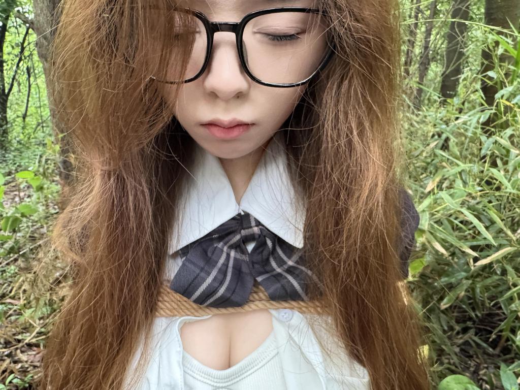 罪恶尾随5迷路女大 模特：点点 <br>JK肉丝小皮靴女大学生点点看小x书到某地一森林公园打卡,由于地方偏僻信号差导致迷路，这是变态男刚好路过也注意到了点点孤身一人，<br>于是躲草观望，确定只有一个人于是假装是本地具居民并且告诉点点路线，故意把点点引向旁边的小树林，小树林里非常阴暗潮湿并且全是吸血蚊子，<br>怎么可能是什么小路。。。点点还是信任了这个陌生男子，陌生男子尾随其后，趁其不注意，捂晕了点点，并且把她绑架在粗壮的树干上，双脚双手全部麻绳捆绑无法动弹，<br>开始玩弄这个猎物！！！中间醒过来多次，被可恶变态不停的摩擦[X_X]与胸部点位，浪叫连连，可怜的点点最终屈服于变态被强制gc。。<br>网盘电影高清高帧画质直接看无需解压！！！<br>原味衣服道具售卖 定拍合作请联系QQ2838269780